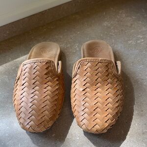 Lukas women’s Mi’i Mule. Size 8.5